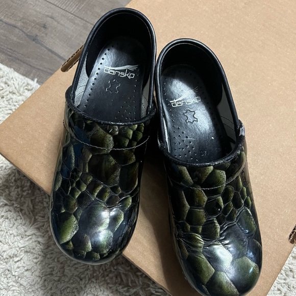 Dansko Crocodile Green Clogs Comfort Shoes - Picture 3 of 7